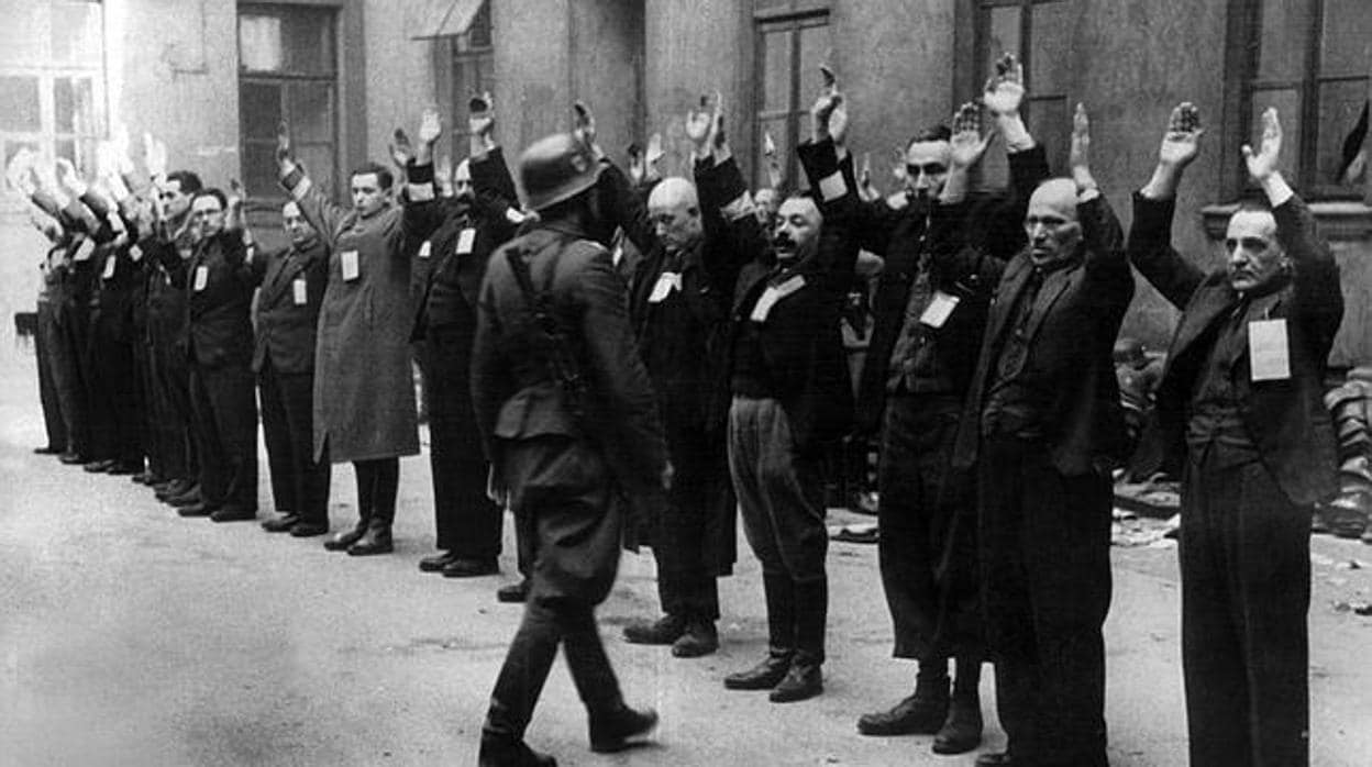 Detención de un grupo de judíos en el Gueto de Varsovia en abril de 1943