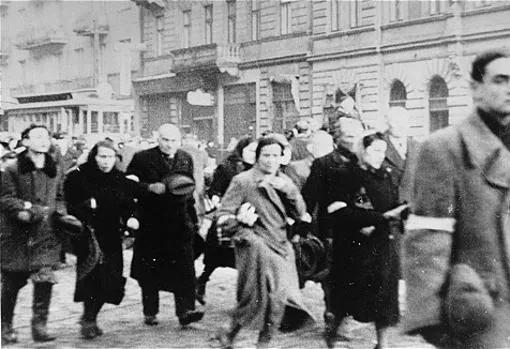 Los judíos del Gueto de Varsovia son obligados a marchar durante la deportación