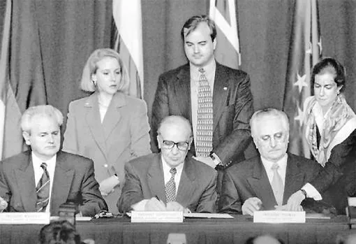 Slobodan Milošević (Serbia), a la izquierda, Alija Izetbegović (Bosnia-Herzegovina), en el centro, y Franjo Tuđman (Croacia), a la derecha, firman el tratado de paz en la base aérea de Wright-Patterson, en Dayton (Ohio, Estados Unidos)