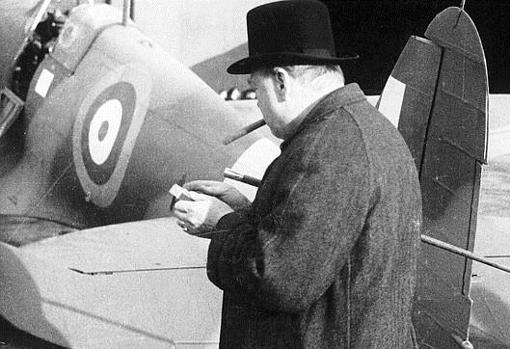 Churchill, junto a un Spitfire