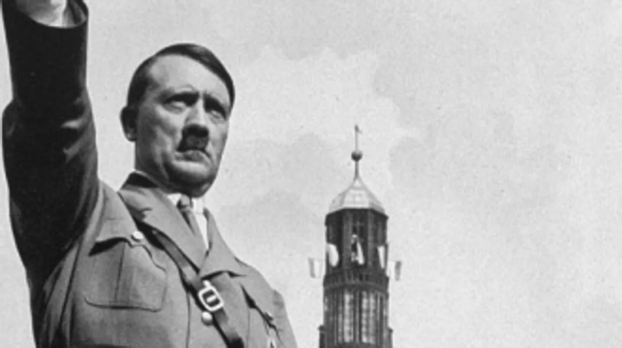 Adolf Hitler saluda durante el congreso del Partido Nazi en 1934