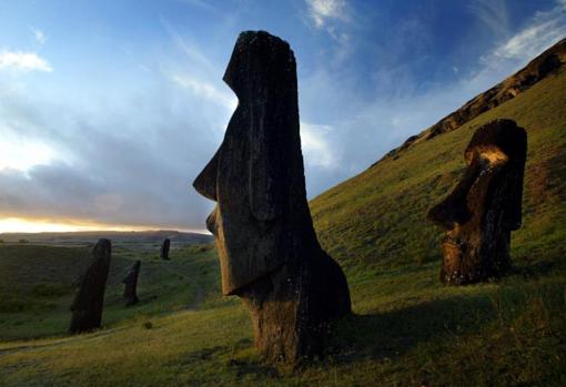 Vista de las estatuas moái en la Isla de Pascua, Chile