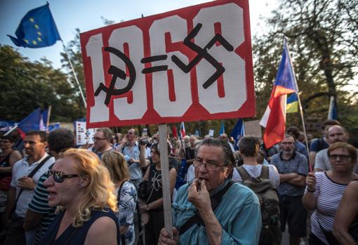 Cientos de personas participaron ayer en una protesta frente a la Embajada rusa en Praga