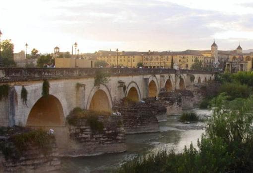 Imagen del puente Romano y de la Mezquita-catedral de Córdoba