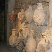 Tras la fermentación, el vino romano se almacenaba en ánforas para servirlo o dejarlo envejecer.
