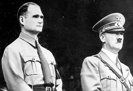 Rudolf Hes junto a Adolf Hitler