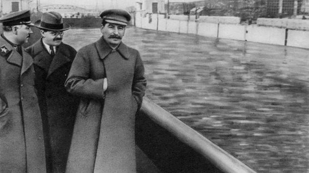 stalin-nikolai-yezhov-kVQE--620x349@abc.jpg