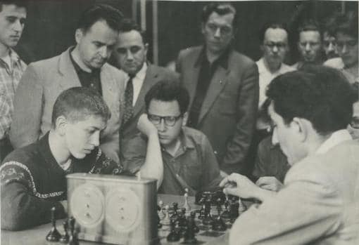 El jugador de ajedrez Bobby Fischer en una partida con 16 años.