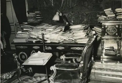 Una mesa del despacho de Francisco Franco en el Palacio del Pardo, repleta de documentos