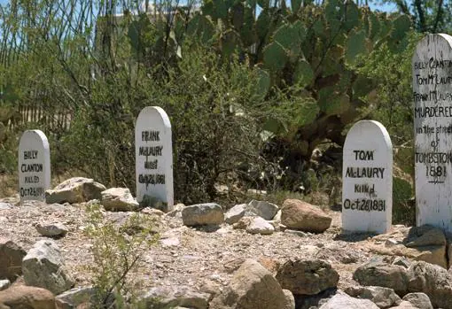 Las tumbas de los McLaury y Billy Clanton en el cementerio de Boot Hill