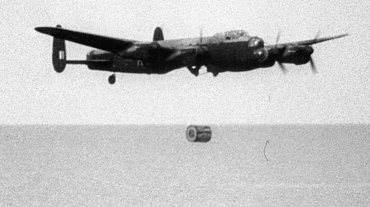 Uno de los Avro Lancaster, dejando caer una de las bombas de Barnes Wallis