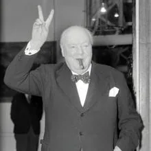 Churchill, haciendo su habitual V de la victoria en la Segunda Guerra Mundial