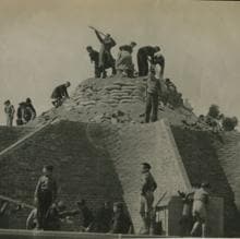 Trabajos para desenterrar a La Cibeles, en marzo de 1939