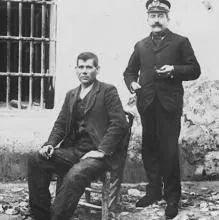 Pernales, junto a un guardia civil, en la cárcel de Priego de Córdoba en 1907