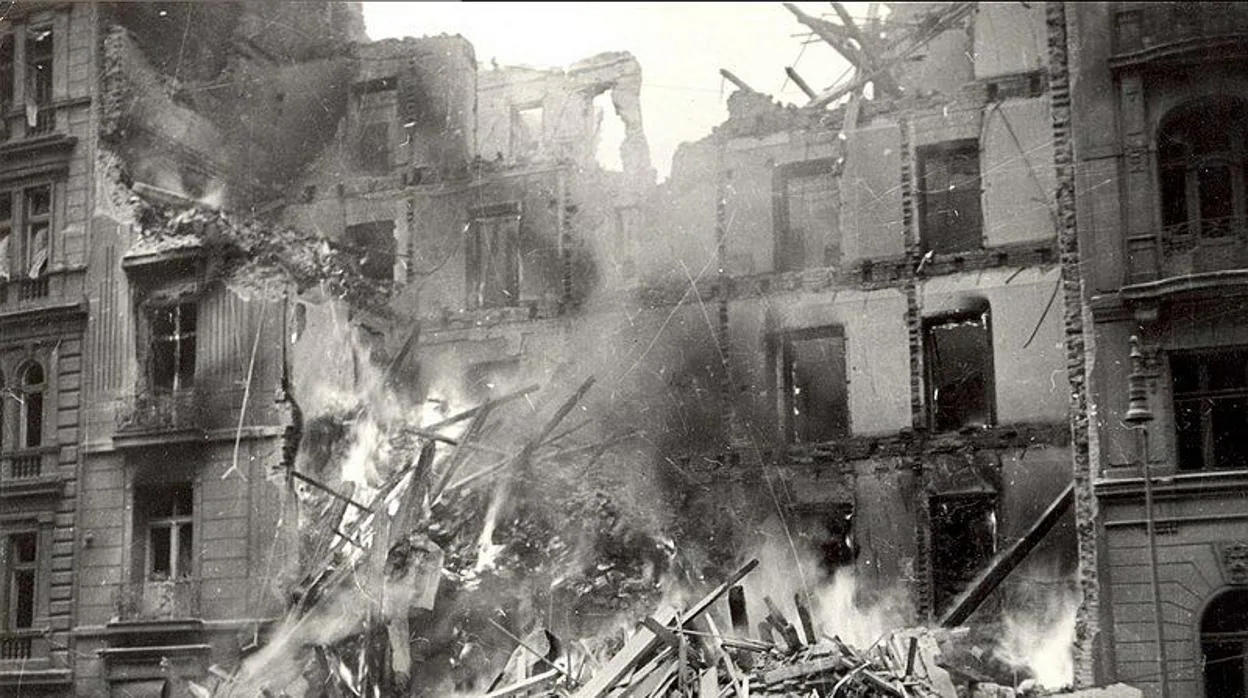 Imagen del bombardeo de Praga, el 14 de febrero de 1945