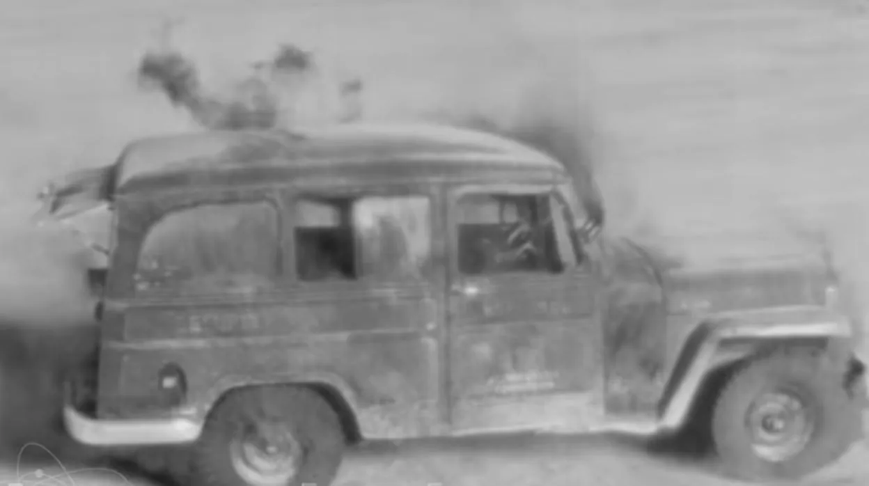 Uno de los vehículos tras sufrir el pulso térmico provocado por la explosión