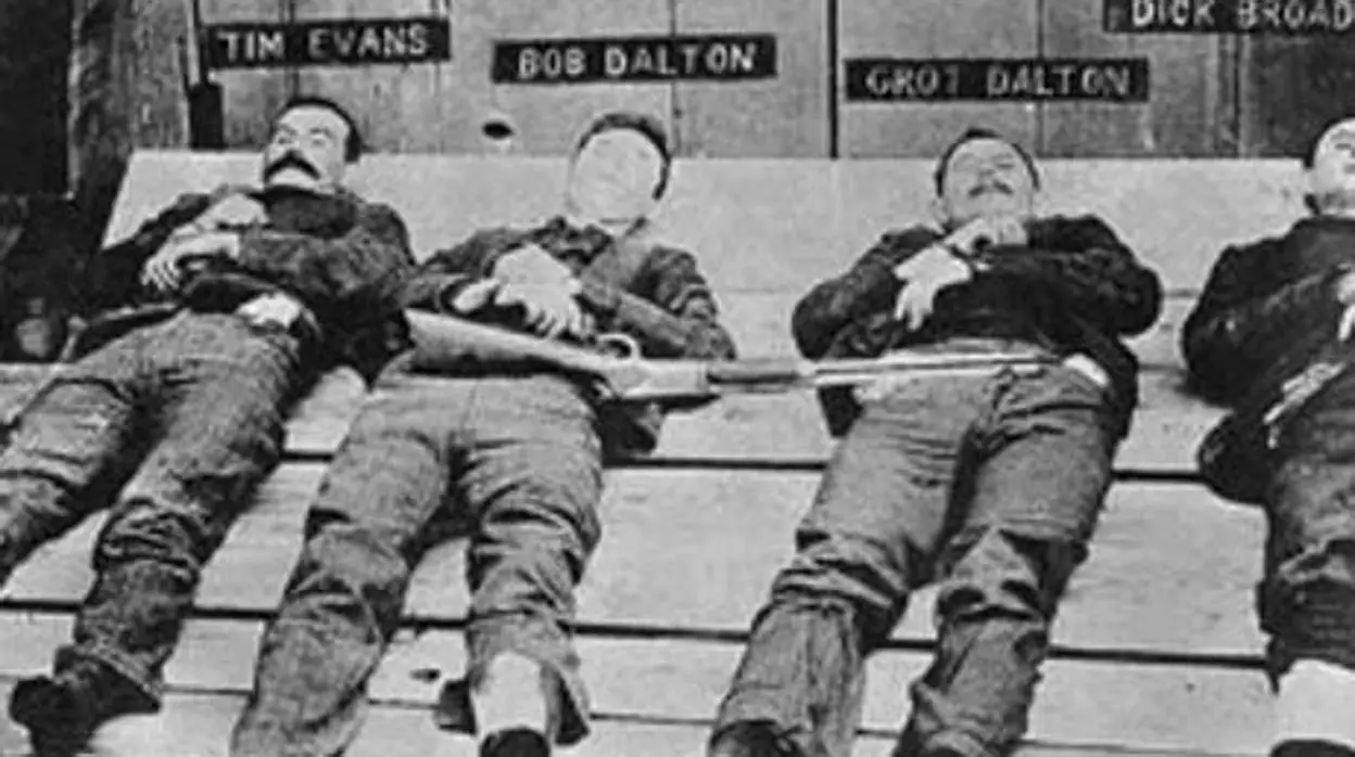 Los cuerpos de los miembros de la banda de los Dalton tras su último asalto a un banco. De izquierda a derecha: Tim Evans, Bob Dalton, Grat Dalton y Dick Broadwell