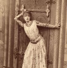 Sarah Bernhardt interpretando a Teodora en 1884.