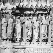 Las estatuas del pórtico izquierdo de la catedral de Reims, tras el bombardeo de la Primera Guerra Mundial