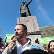 Abascal, bajo la estatua de Don Pelayo