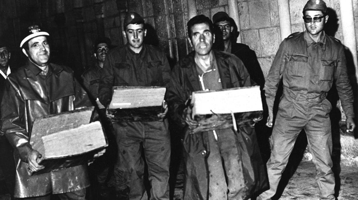 Bomberos rescatando diferentes archivos de la catedral de León en el incendio. Foto: Archivo de la catedral de León