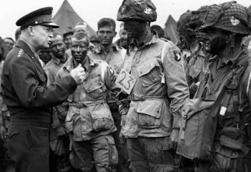Miembros de la 101ª División de Infantería antes de lanzarse sobre Normandía