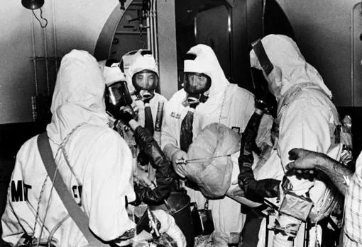 Cinco técnicos con ropa de protección y aparatos respiratorios preparados para entrar en la parte dañada y contaminada del reactor número 2 de Three Mile Island, en octubre de 1980.