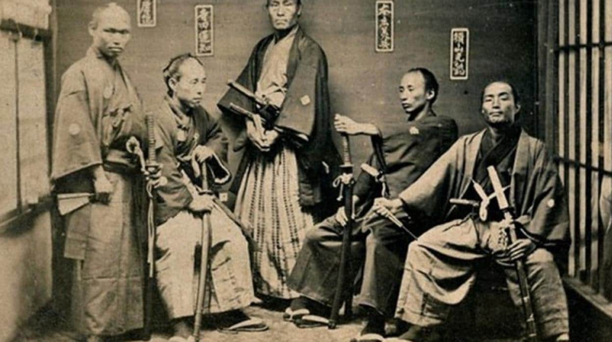 Instantánea que muestra a varios guerreros samuráis posando ante la cámara
