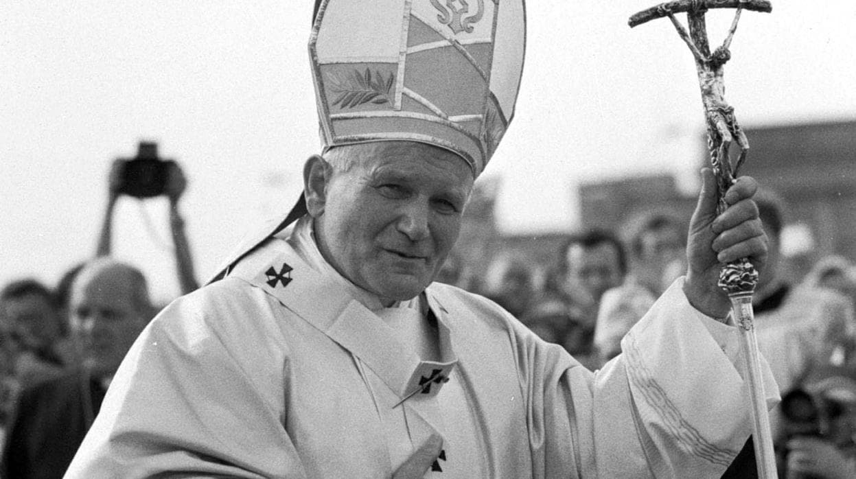 El Papa Juan II llegó a Varsovia el 2 de junio de 1979. En la imagen, durante una visita almonumento al soldado desconocido