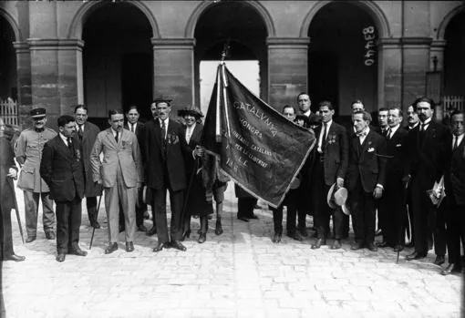 Donación de la bandera de los Voluntarios catalanes de la Primera Guerra Mundial al Museo de la Armada de Francia