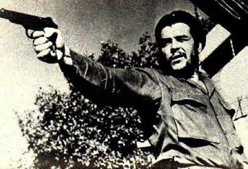 El Che Guevara apunta su arma