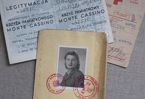 María Kowalska mantiene sus tarjetas de identidad del ejército británico y polaco