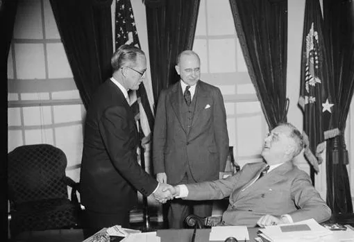 Joseph Kennedy recibe el cargo de embajador de Londres por el presidente Franklin D. Roosevelt
