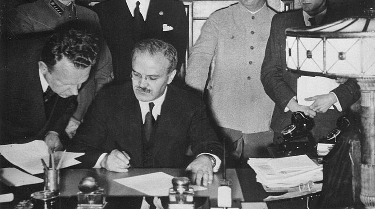 El acuerdo secreto con el que Hitler y Stalin se repartieron Europa antes de la IIGM