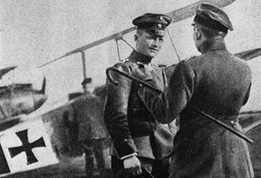 El Barón junto a su Fokker Dr.1 triplano. Esta imagen ha sido extraída del National Museum de los EE.UU.