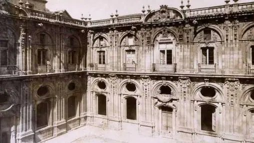 Claustro del convento de Santo Tomás, en una imagen de 1875, poco antes de su demolición