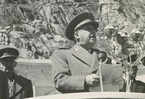 Inauguración oficial de la basílica de Santa María de la Cruz del Valle de los Caídos. En la imagen Francisco Franco pronunciando un discurso.