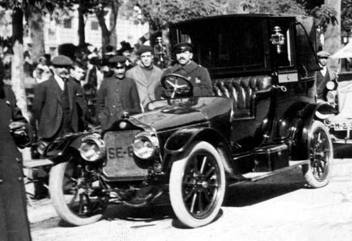 Inauguración de los nuevos taxis presentados por el alcalde de Madrid, el señor Silvela