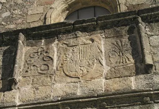 Emblemas de los Reyes Católicos, c. 1500. Iglesia de Santiago, Losar de la Vera (Cáceres, España)