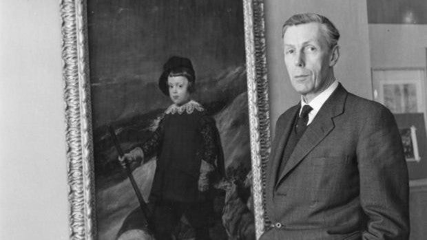 Imagen Anthony Blunt, junto a un cuadro de Velázquez, en Buckingham Palace