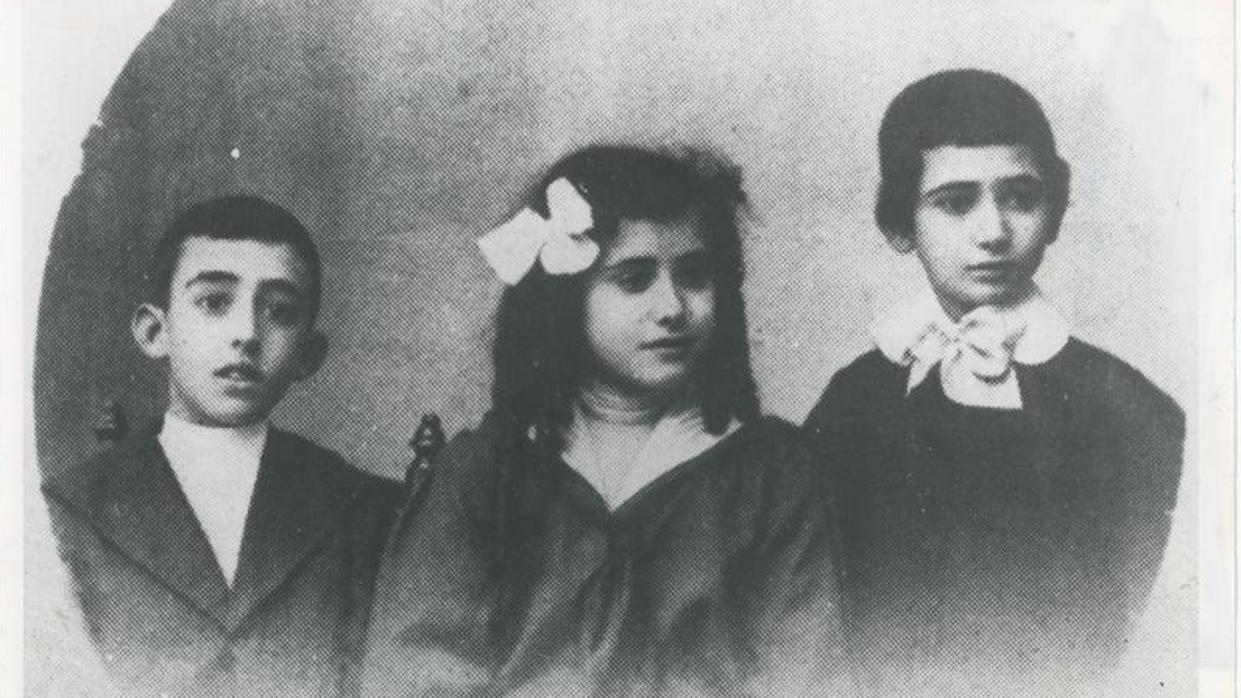 Francisco Franco junto a sus hermanos Pilar y Ramón