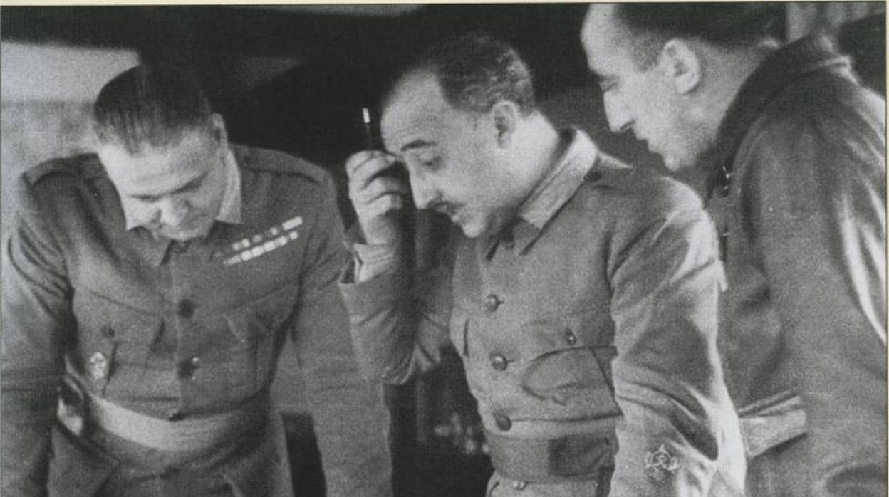 Franco consultando un mapa de operaciones junto a oficiales de su estado mayor durante la Guerra Civil