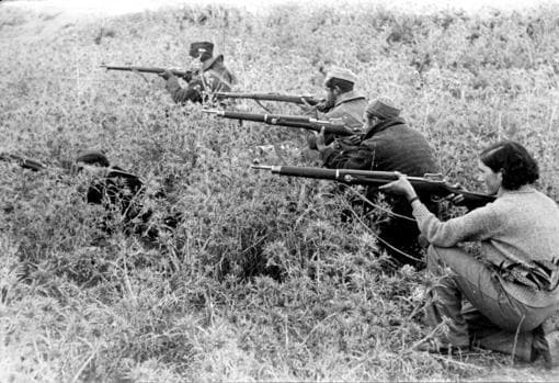 Soldados que llegaron protegidos por el ramaje, cerca de las avanzadas de los nacionales en Madrid, a quienes hicieron abandonar sus posiciones con sus disparos en diciembre de 1936.