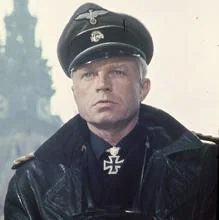Hardy Krüger, en una escena de «Un puente lejano» (1977)