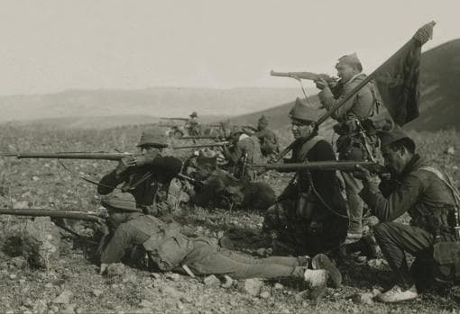 La cantinera del Tercio de Voluntarios junto a los legionarios en la línea de fuego.