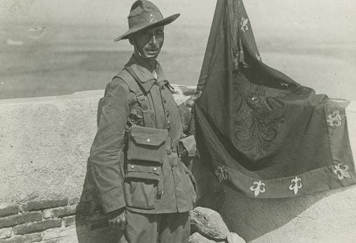 La legión extranjera en campaña. Legionario de la II Bandera colocando la bandera del Tercio en la torreta de la posición de Tauima (1921)