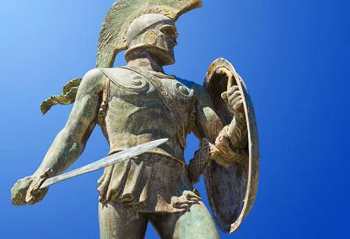 Estatua que muestra a un guerrero espartano
