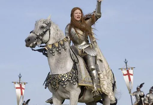 En «Elizabeth: la Edad de Oro», Isabel I es representada como una guerra que condujo a las tropas a la costa por si desembarcaban los españoles en Inglaterra