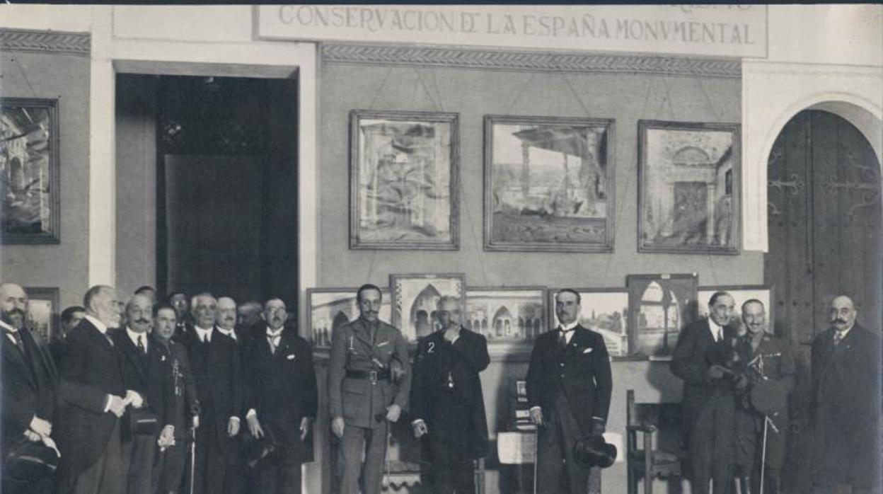 Fotografía de Alfonso XIII junto al entonces ministro de Guerra Alcalá-Zamora al terminar la sesión de clausura del Congreso de Comercio Español en Ultramar