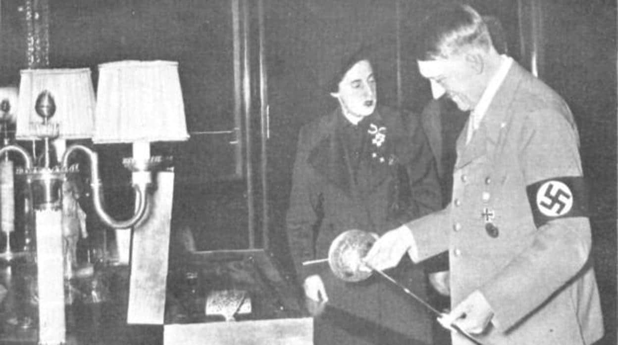 Una imagen que existe del encuentro entre Pilar Primo de Rivera y Hitler, en 1938, publicada por la revista «Y»